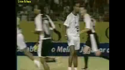 ronaldinho даже не погледна и топката при подаването си 