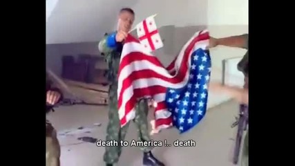 Руски войници се гаврят с американското знаме 