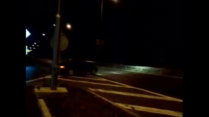 Черно Bmw в завой с вратите влизаме...