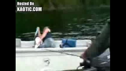 Рибар Атакуван От Голяма Риба!