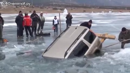 Руснаци вадят автомобил потънал в леда