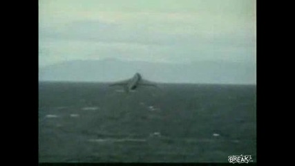 Самолет се разбива във морето