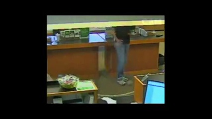 Смел мъж обезврежда крадец в банка 