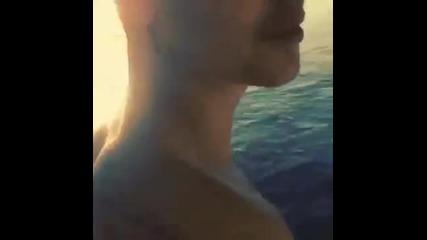 Джъстин скача от яхта в морето само по боксерки ;д (изтрито видео)