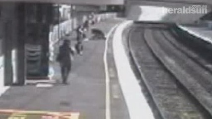 Бебе в количка пада пред влак 