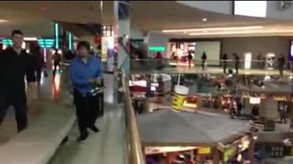 Мъж скача в басейн в мол