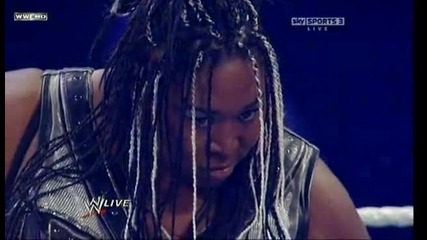 Wwe raw 02.05.11 Kharma разбива дивите (голяма заплаха за всички диви)