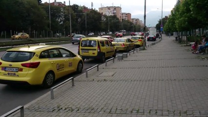 Пореден ден колона от неправилно спрели таксита пред Мол Сердика