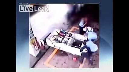 Жена потегля с писолета в резервоара на бензиностанция