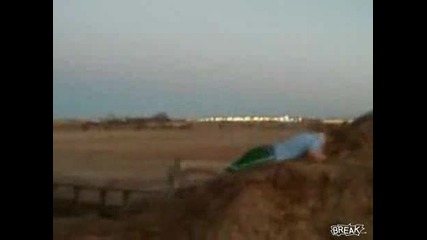 Глупак се пребива 