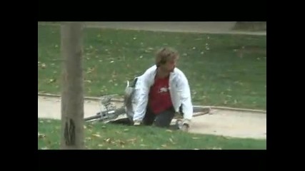 Remi Gaillard събаря човек от колело