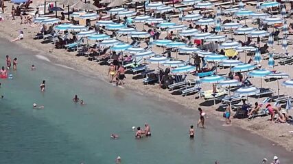 БЯГСТВО ОТ ЖЕГАТА: Как се разхлаждат хората на Балканите в горещата вълна