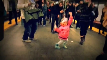 Заразителен танц на малко момиченце в метрото