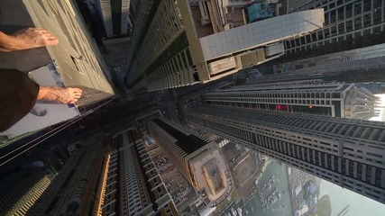 Луд каскадьор обикаля по ръбовете на високи сгради!