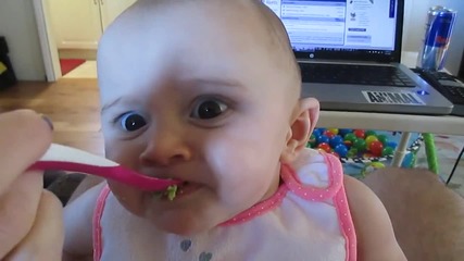 Реакцията на сладък бебок опитващ за първи път авокадо