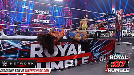 Naomi uses Bianca Belair’s hair for acrobatic save: Royal Rumble 2021 (WWE Network Exclusive)