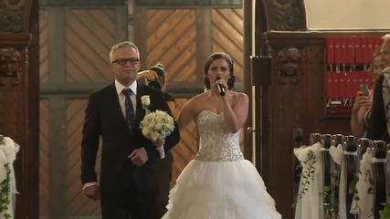 Булка върви към олтара и пее - колко често се вижда подобно нещо?!