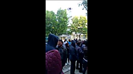 Стотици чакат да получат дървата си за огрев пред сградата на Горското стопанство в Царево