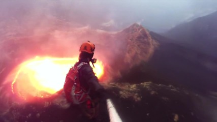 Човек се спуска до кратера на най- опасният и недостъпен действащ вулкан !