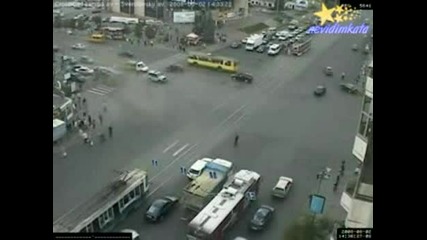 Камион Камикадзе На Кръстовище!