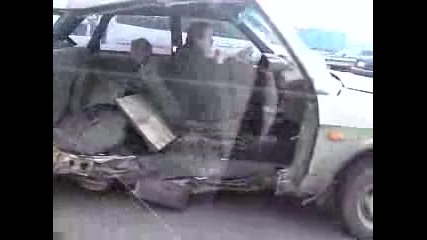 Потрошена кола на пътя