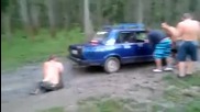 Пиян руснак се опитва да бута кола