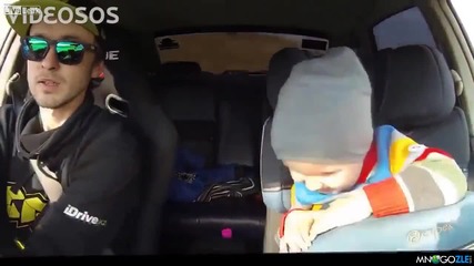 Вижте реакцията на малко дете, което е в кола по време на дрифт.