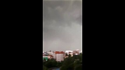 Силна буря в София - вятър, дъжд, гръмотевици и градушка