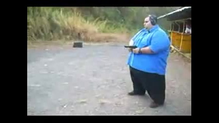 Дебел човек с пистолет