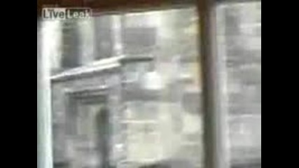 Пиянде пада от моста докато пикае ...