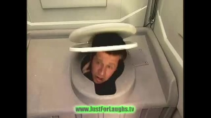 Смях ! Тоалетната чиния крие изненада ! Скрита камера !