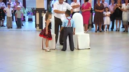 Малки Сладури Танцуват Превъзходно на Сватба