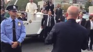 Папата среща малкия си двойник