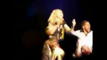 Мадона колабира на концерта си в София!!!