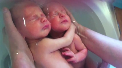 Близнаци Си Мислят, Че Са Още В Утробата На Майка Си