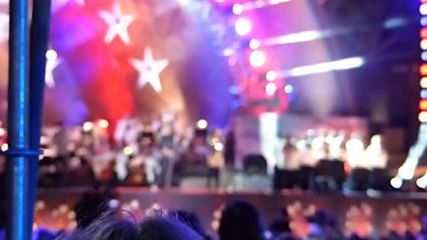 Деми и Ник изпълняват песента American the Beautiful в Бостан за Pops Fireworks Spectac за 4 юли