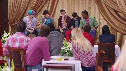 Violetta: Momento Musical: Los chicos cantan "mil vidas atrás" acústico