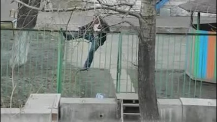 Пияница се опитва да мине през ограда