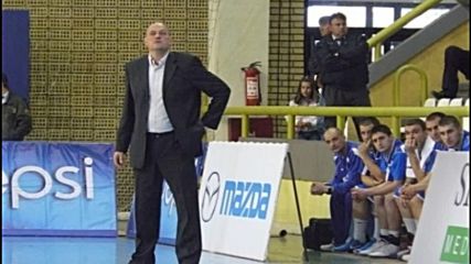 Тревогата остава, но има лъч надежда, смята селекционерът на баскетолистите