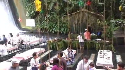 Най-уникалното място в света - ресторант във Филипини е направен във вода под водопад