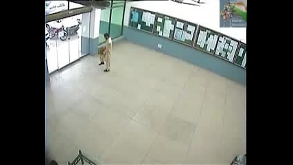 Глупав пакистански студент разбива с глава автоматична врата 