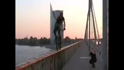 Велосипедист по парапет на Мост