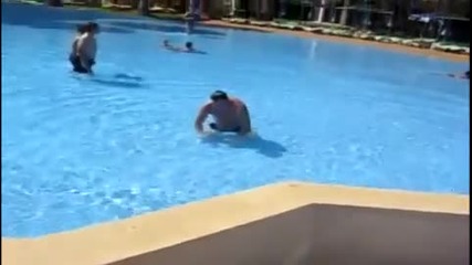 Пиян руснак се мята в басейн със задно салто