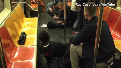 Почиващи скандинавски полицаи спират меле в Манхатанското метро