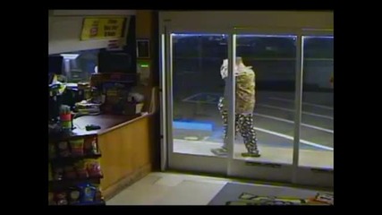 Тромъв Мъж се опитва да счупи прозореца на магазин!