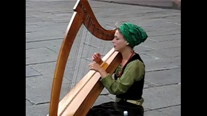 Beautiful girl singing in Strasbourg on harp(league of legends - Sona)