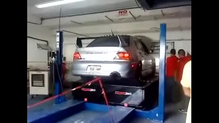 Mitshubishi Evo пада от дино машина