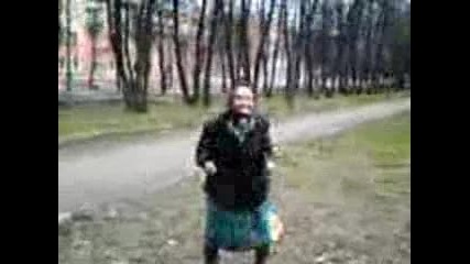 Бабичка танцува
