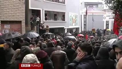 В Истанбул десетки хиляди хора се събраха за да почетат паметта на Беркин Елван