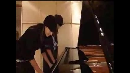 Bill i Tom svirqt na piano